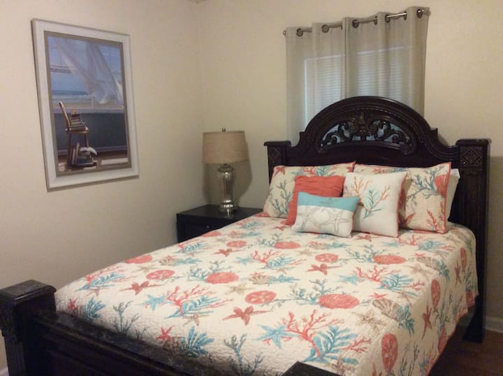 Second Bedroom, Queen Bed