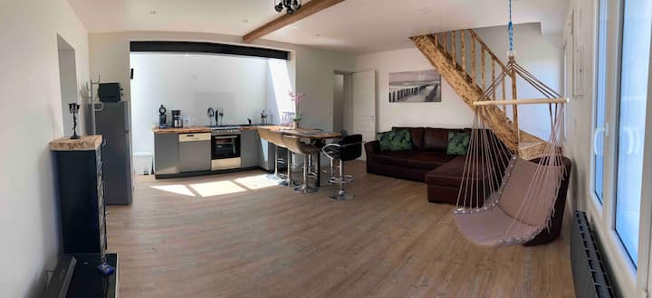 habitación principal con sofá cama y sillas colgantes
