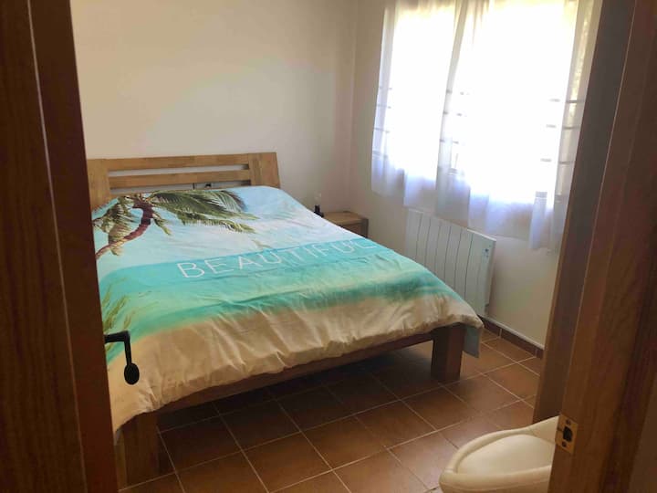 Dvokrevetna soba s bračnim krevetom i ormarom