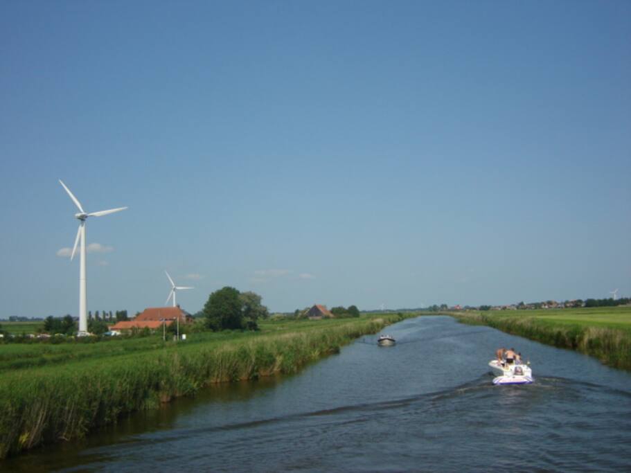 Het Zonnehuis is gelegen aan de Makkumervaart
