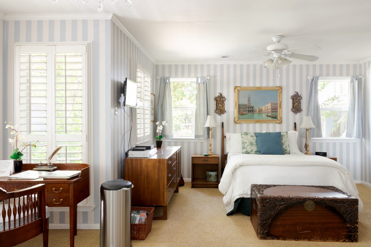 Glamorous & Private SoCo suite