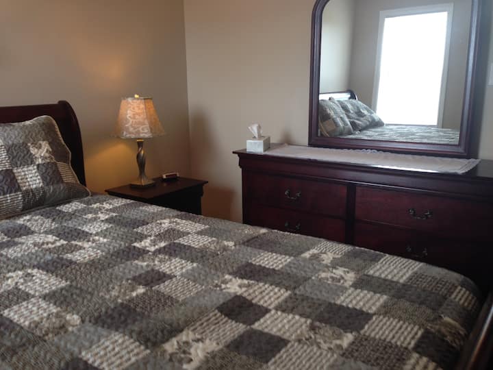 Queenslaapkamer op hoofdniveau 