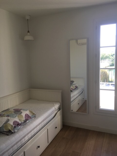 Spálňa s manželskou posteľou 160 a sprchovacím kútom a výhľadom na ulicu