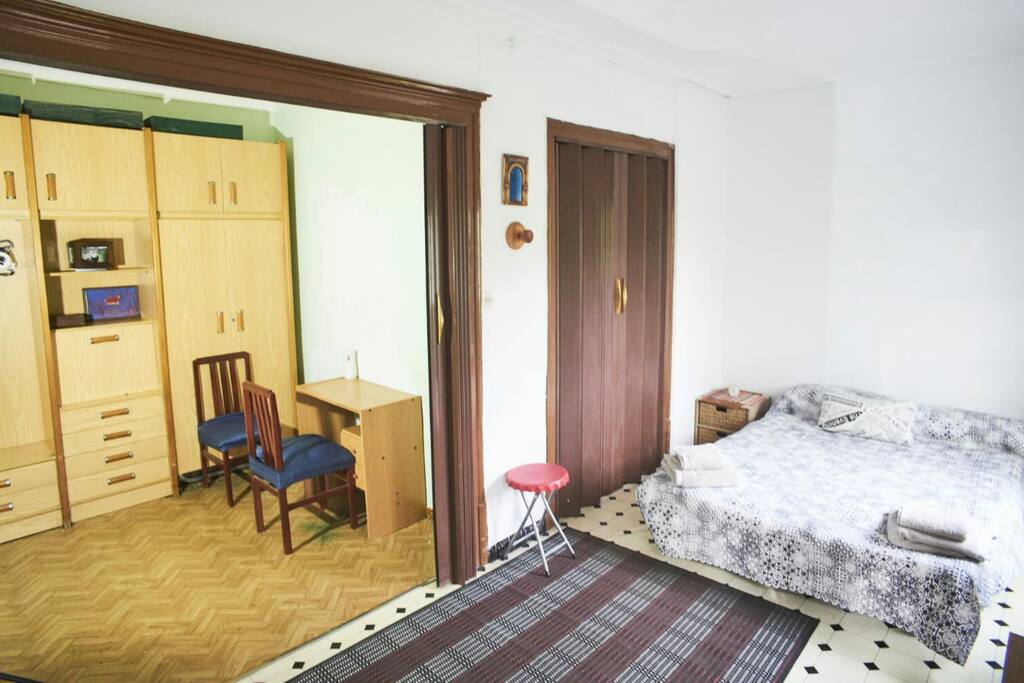 Habitacion Doble muy soleada, con ventana y balcon, con cuartito con escritorio y sofa