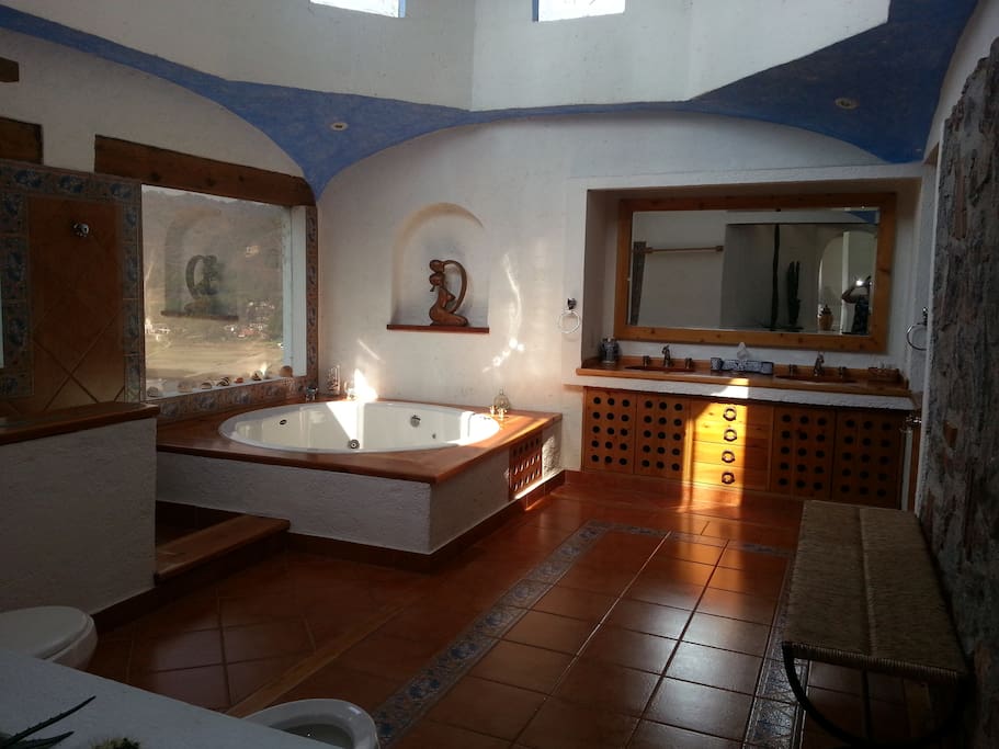 Openspace bathroom with jacuzzi