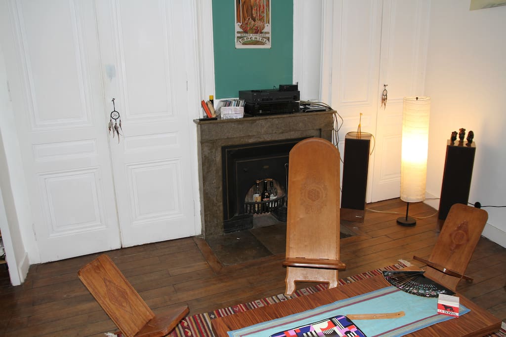 Salon avec cheminée décorative /
Living room with ornamental fireplace