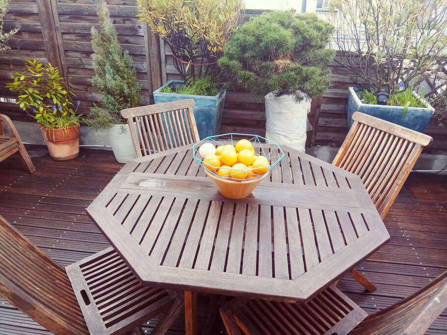 table et chaises de jardin pour déjeuner sur la terrasse