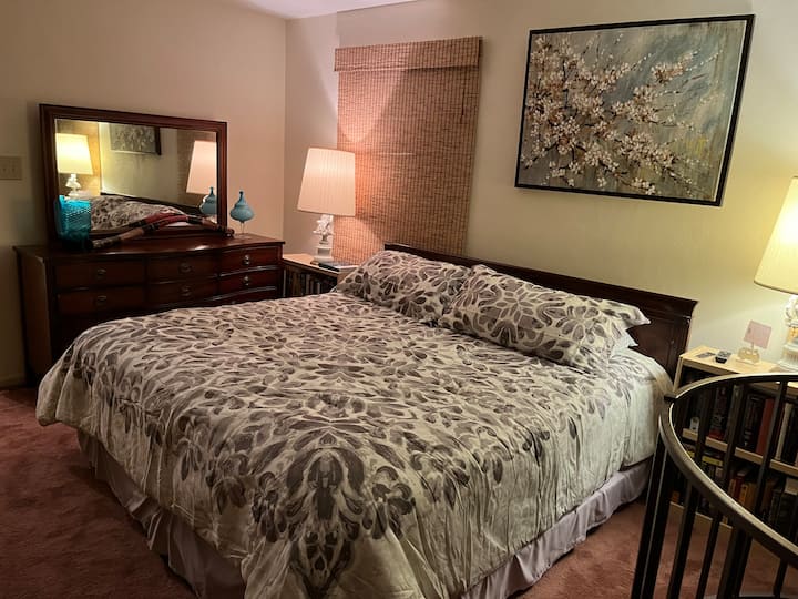 يتسع هذا السرير الكبير لنوم شخصين ويقع في أول ثلاث غرف نوم خاصة.  يتم توفير أغطية ووسائد إضافية جديدة لراحتك.   صندوق الأدراج فارغ وكذلك الخزانة لاستخدامها في الوقت الذي يناسبك أثناء إقامتك. 