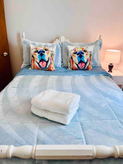 Dog friendly *HOT TUB* Close to outlets, Sleeps 7