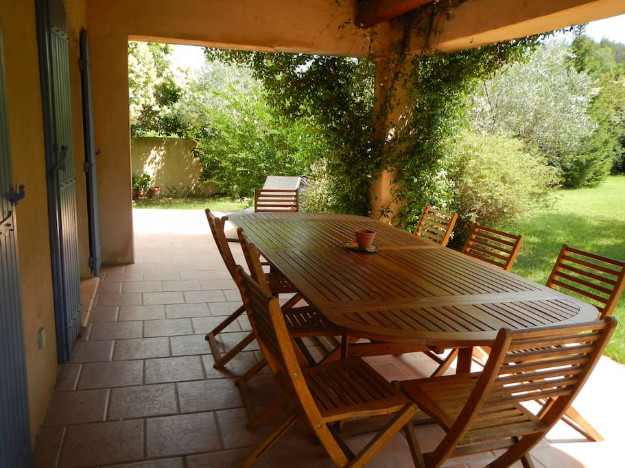 Terrasse avec sa table, pour manger à l'abri du soleil !