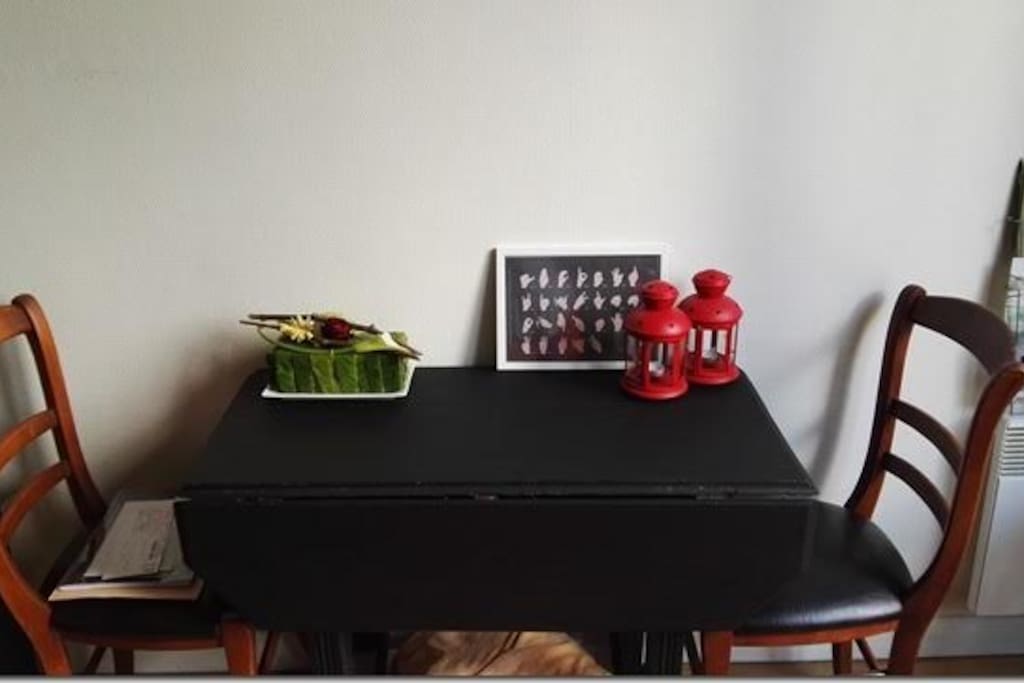 Table à double ralonge et deux chaises !