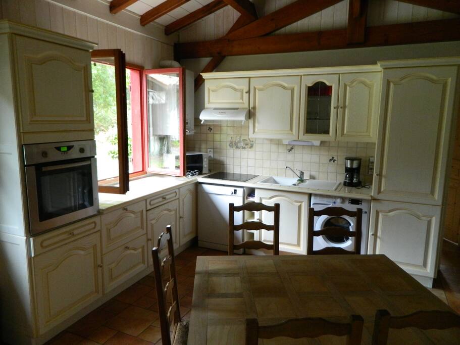 Cuisine équipée: 1 four, 1 plaque induction, 1 machine à laver, 1 lave-vaisselle, 1 réfrigérateur/congélateur, 1 micro-onde, 1 grille pain, 1 cafetière + vaisselle, casseroles, poêles, plats, etc, sont fournis.