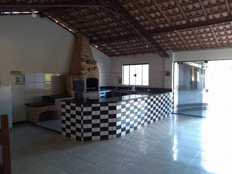 Cozinha com Fogao, Churrasqueira, Forno a Lenha e 2 Geladeiras.