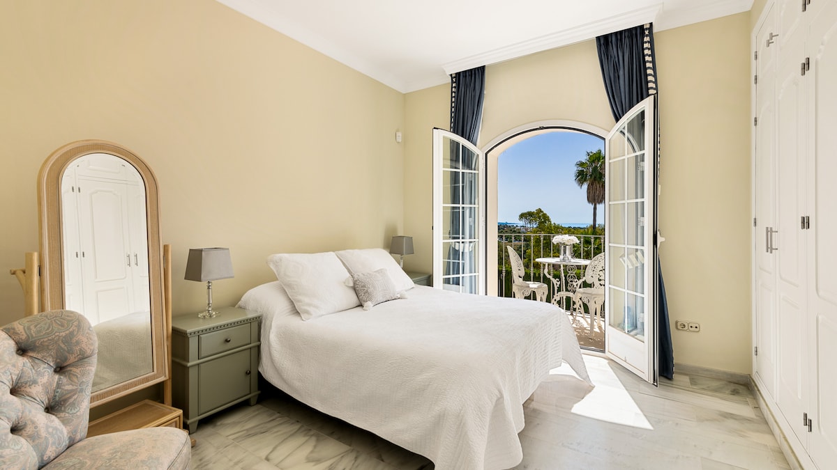 Dormitorio doble con terraza privada que tiene vistas al mar, la montaña, el jardín y la piscina.