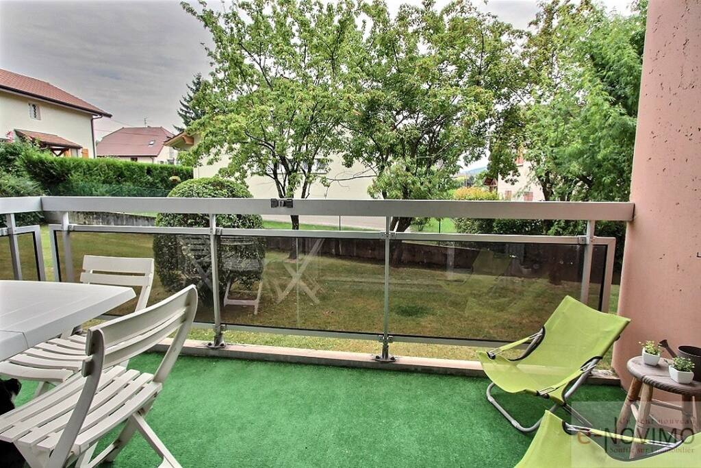 Large balcony with a view on the park