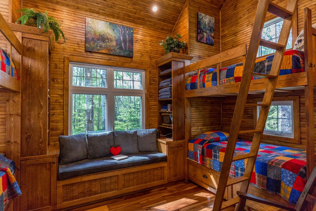 Woodsy Cabin GetawayFour Season Paradise Tiny houses for Rent in Red