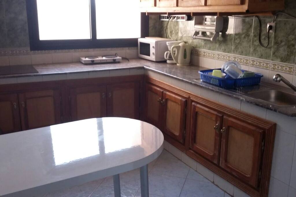 Cuisine ( vaisselle, plaque de cuisson, micro onde, four d'appoint, table )