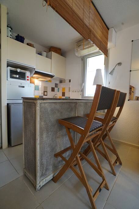 Cuisine ouverte sur la pièce à vivre avec bar.