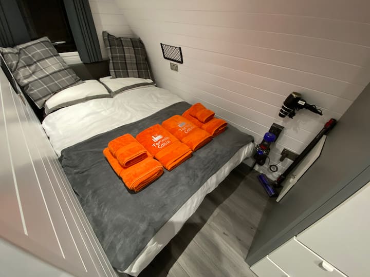 سرير مريح مبني. 