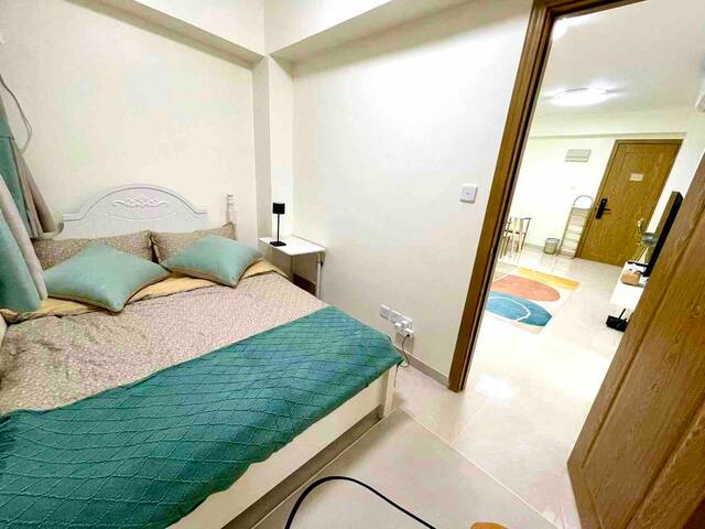 旺角奢阔3房2廳+客廳兩張大沙發床（共6床）、弥敦道正大街 ，近地铁口、适合入住6-10人 gallery image 5