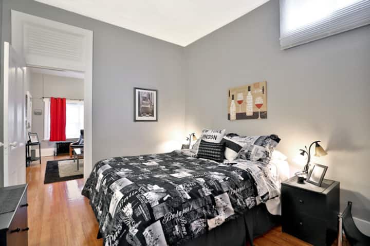 Dormitorio privado con cómoda cama tamaño queen