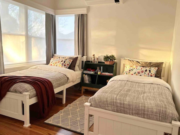 Chumba cha kulala na vitanda viwili vya mtu mmoja 