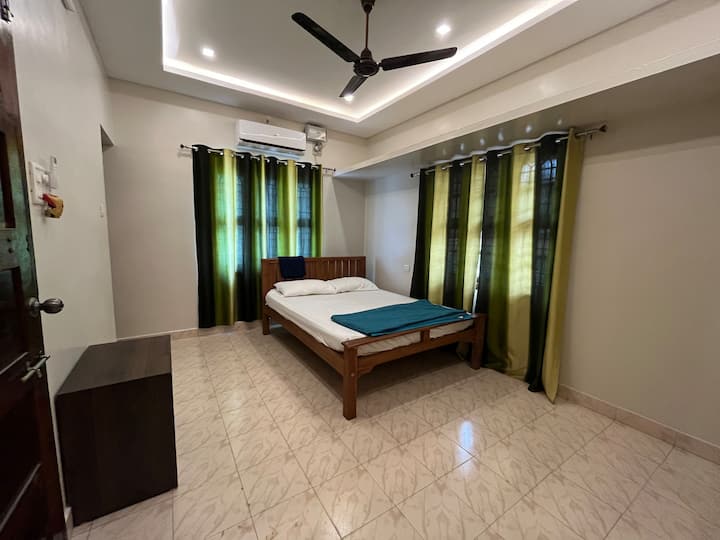 Спалня 1 с прилежаща тоалетна.