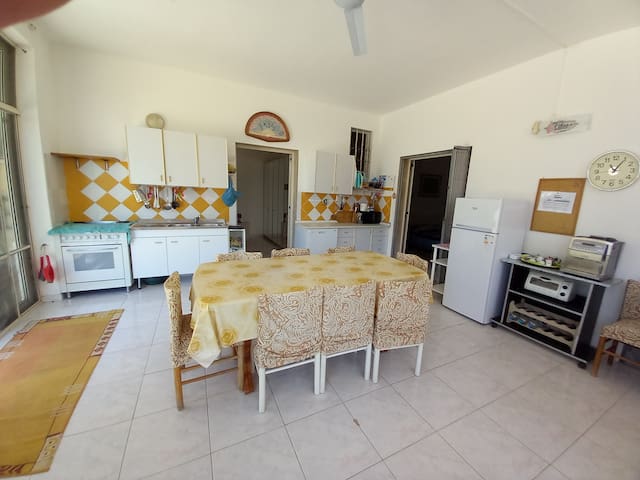 HAUS mit großem Garten und Pool für 10 Personen gallery image 2