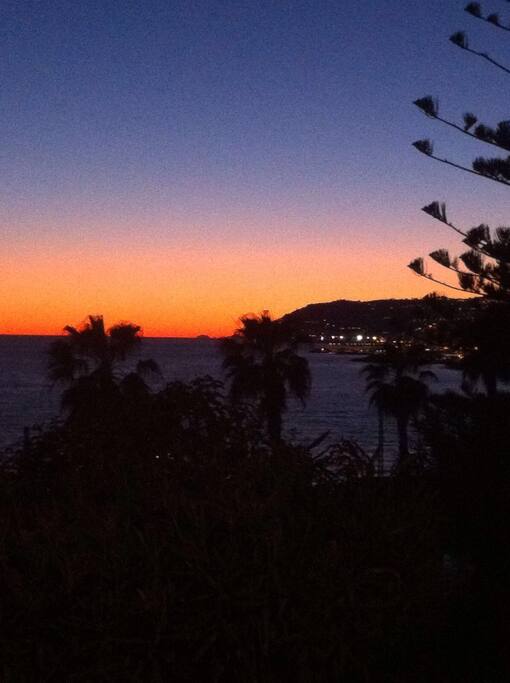 Tramonto a Sanremo con scorcio francese in lontananza.