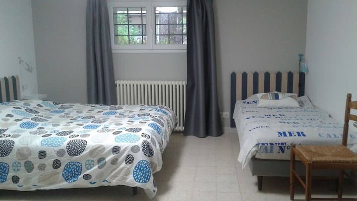 Chumba kilicho na kitanda cha watu 160 na 2 ndogo