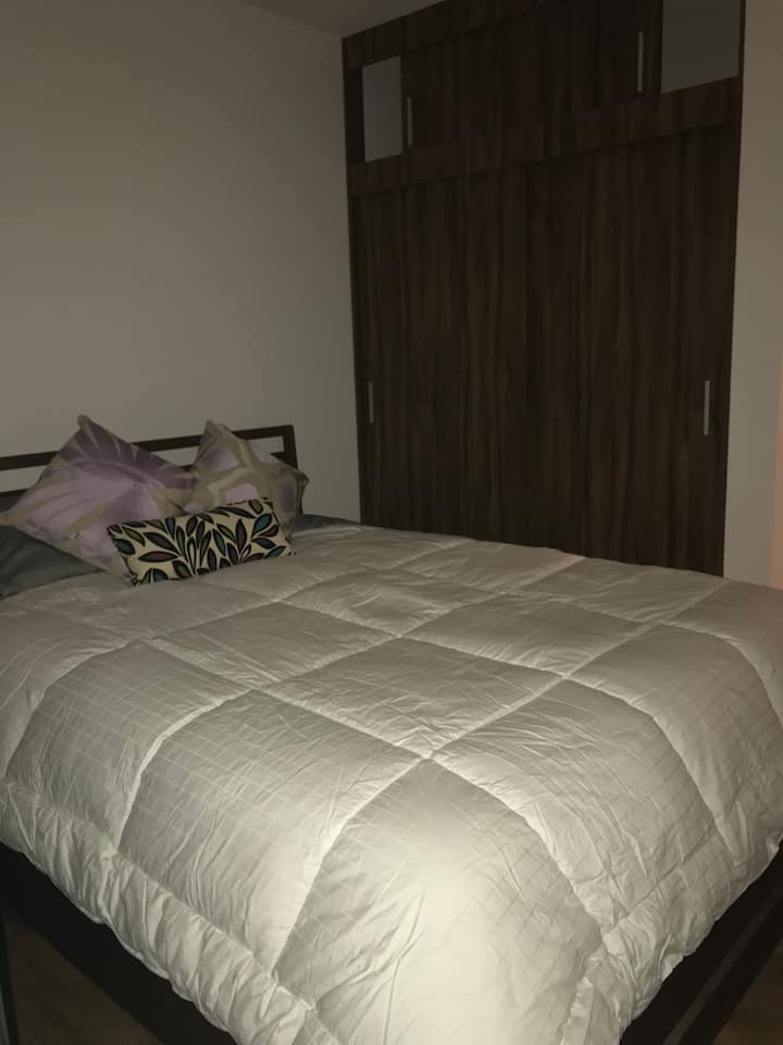 Spálňa s manželskou posteľou má veľké okno a šatník na batožinu a väčšie pohodlie.