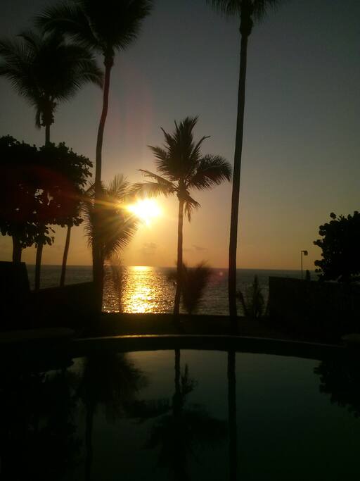 Disfruta del hermoso atardecer desde la piscina.