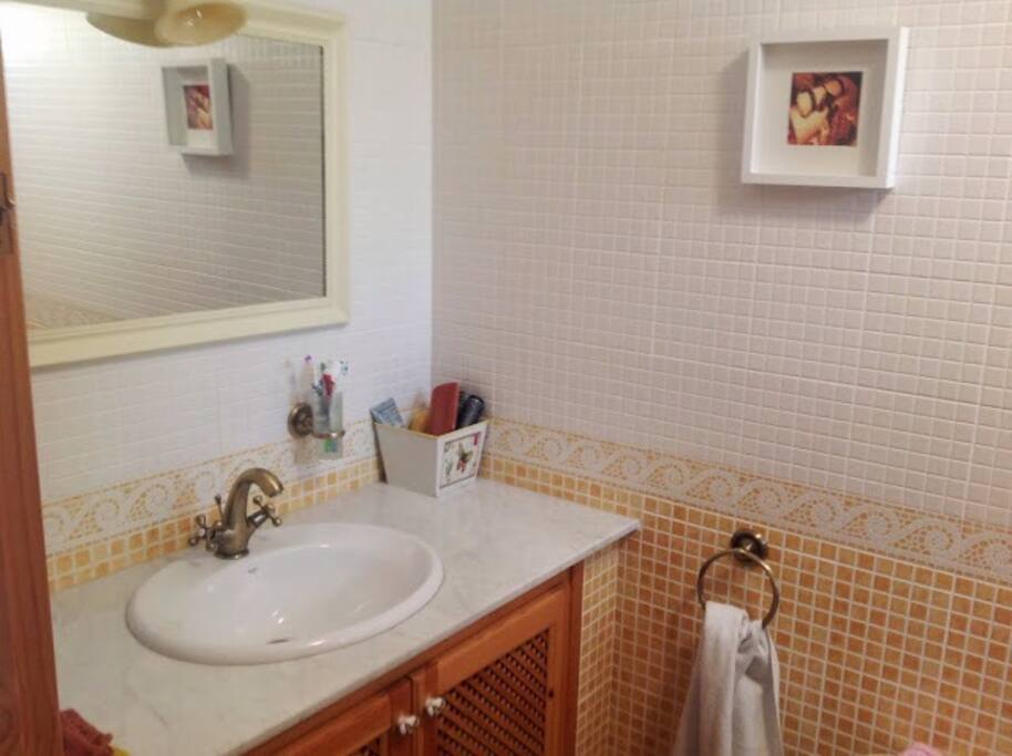 El baño, decorado con mucho cariño igual que la casa