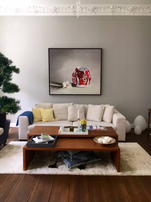 Wohnzimmer ausgestattet mit Couch und Sessel sowie TV, DVD Player