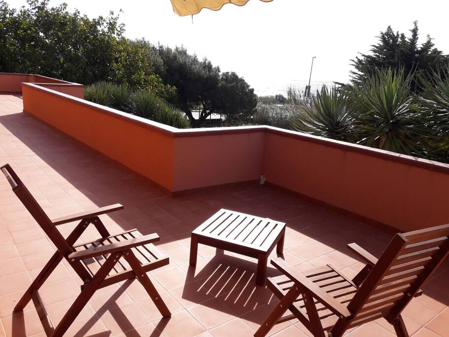 Il terrazzo attrezzato con vista mare