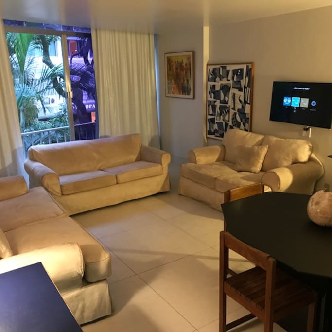 Living room with TV and Netflix Available