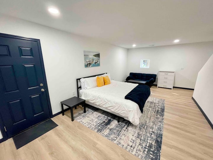 Master Bedroom B - King Size Bed. Kukiwa na bafu la kibinafsi lililo chini ya ghorofa na kutengwa kidogo kisha sehemu iliyobaki ya nyumba. Mashine ya Kufua na Kukausha iko hapa. 