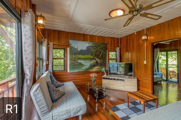 ห้อง 1 (อพาร์ทเมนท์ขนาดใหญ่)
ชั้น 2

เตียงคิงไซส์ 
+ โซฟาเลานจ์/เตียงขนาดใหญ่ 2 หลัง 
+ ห้องแยกห้องทำงานหรือห้องนอนเด็ก

วิวสวยและอากาศบริสุทธิ์ดี

เครื่องปรับอากาศ + พัดลมเพดาน

ห้องน้ำส่วนตัว (ขนาดใหญ่) สมาร์ททีวี (ขนาดใหญ่)

ระเบียงส่วนตัวด้านหลัง