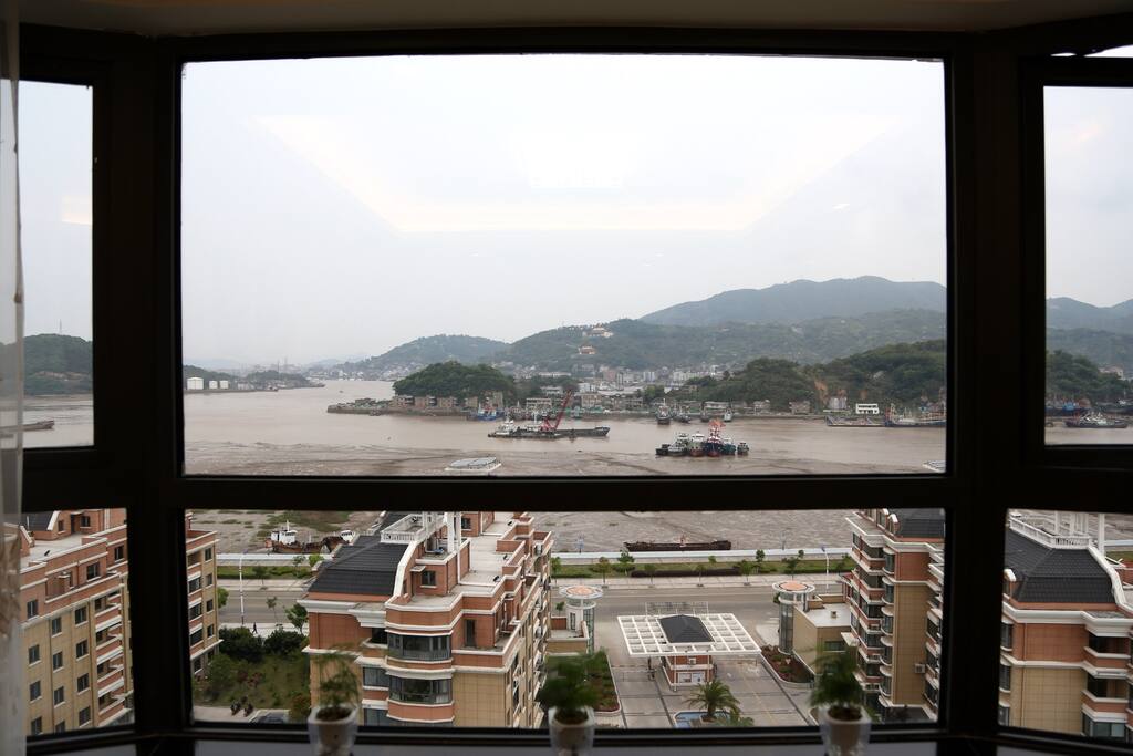 放眼窗外,就是无敌海景!此时此刻,你若是眼缘至此,亦已怦然心动了吧?快来放空所有现实的尘嚣,前往拥抱这片海吧!