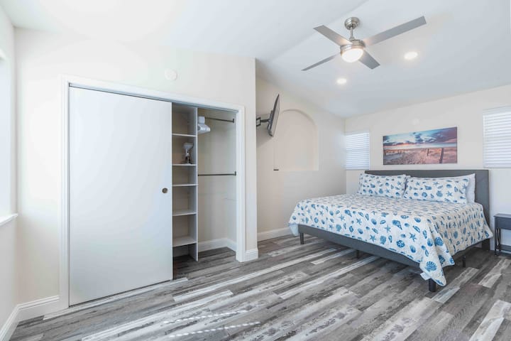 Upstairs Loft with a King size bed and smart TV