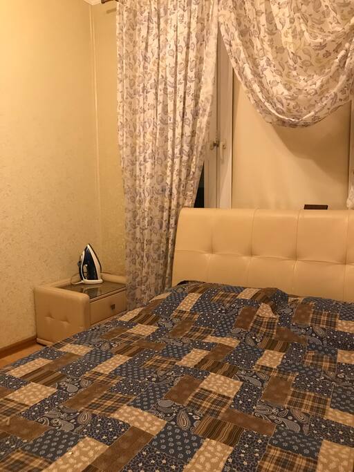 Уютная спальня с двуспальной кроватью и замком на двери