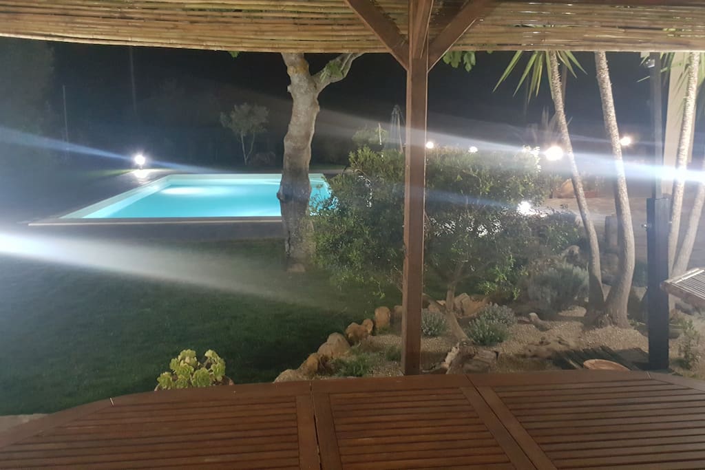 piscina di notte