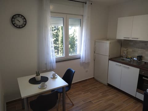 Top Airbnb: Cozy apartment for two "Mimi" in Mjesni Odbor Pećine
