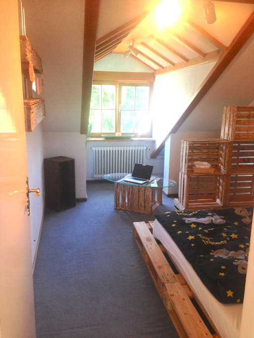 View from the door to the window - Der Blick von der Tür zum Fenster