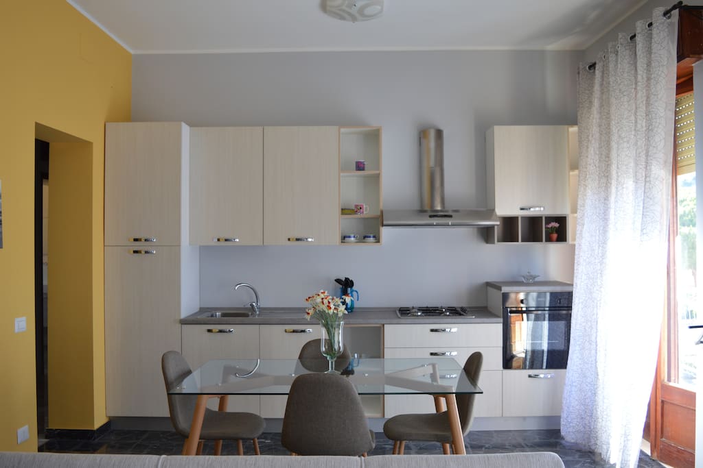 Cucina e sala da pranzo.