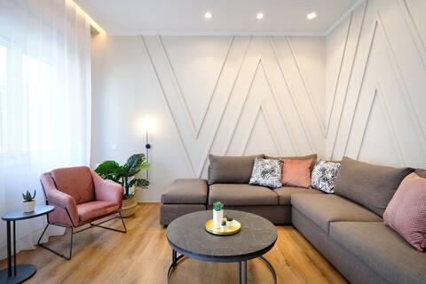Spacious 4 Bedrooms Apartment, walk to metro