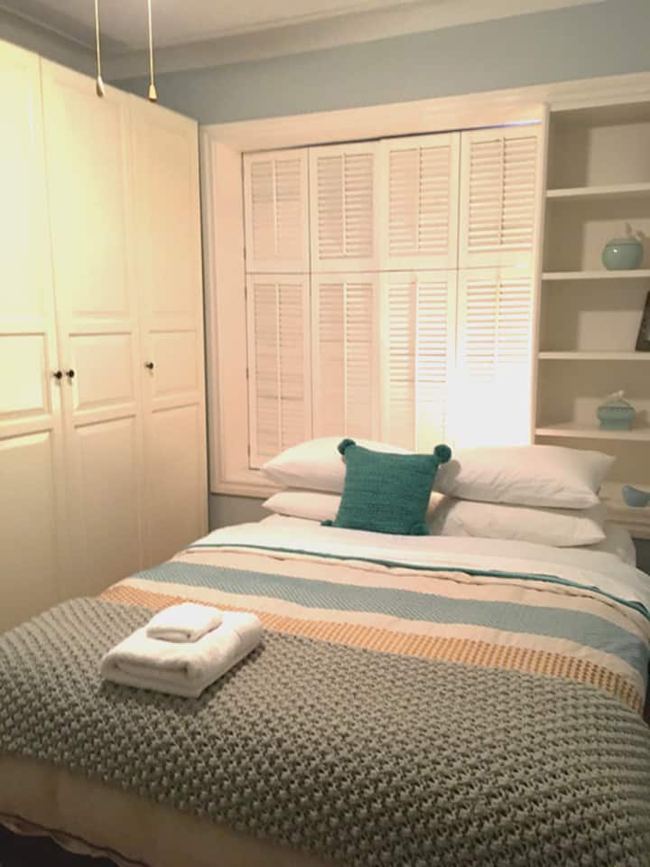 Bedroom #2 - Queen size bed + scieling fan / Bedroom #2 Queen size bed and ceiling fan