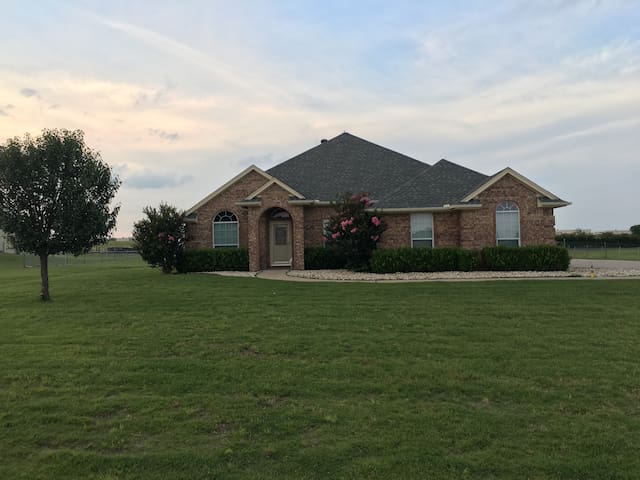 Ranch home 15min from Fort Worth