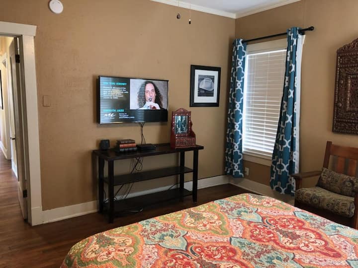 Skrini bapa ya runinga katika chumba cha kulala.