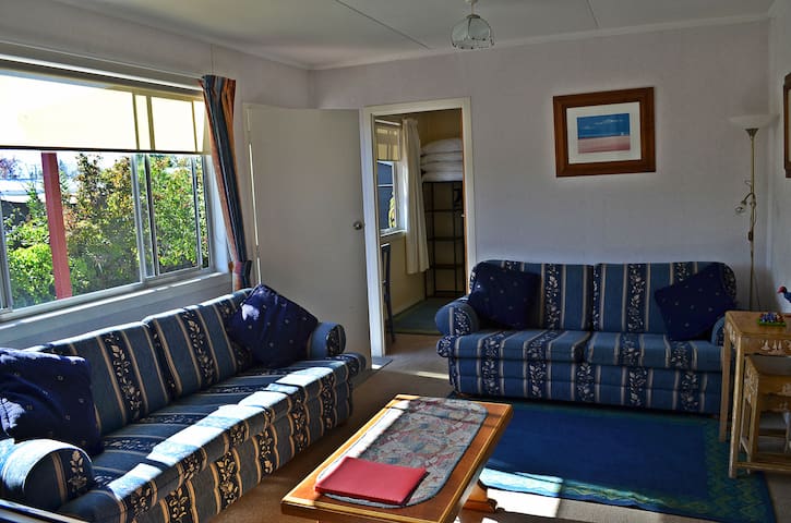 High Country Cottage, Twizel. Free Wifi!